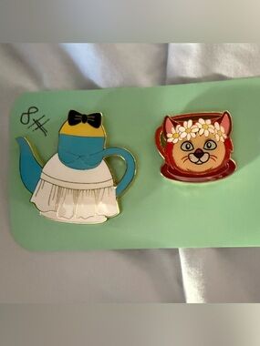 Loungefly Disney Teapot & Teacup
Blind Box Alice in Wonderland
Dinah 2 Pin Set